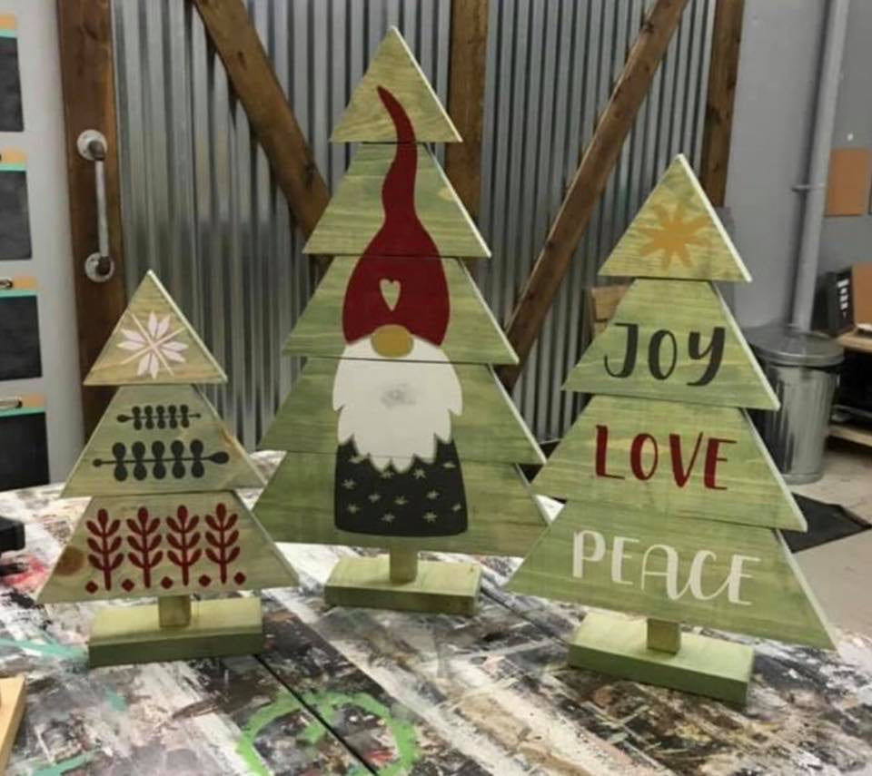 HOLIDAY PALLET TREE TRIO